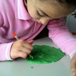 Daha çok duyu organına hitap edilebilmesi için harf öğretiminin ilk aşamasında eğlenceli köpük çalışması etkinliği yapılır.