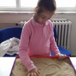 ilk aşamanın kalıcı hâle gelmesi için kum havuzu çalışmasıyla öğretilen harf pekiştirilir.