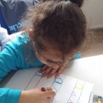 Pekiştirilen harf, renkli kalemler ile eğlenceli şekilde yazıya dönüştürülür.